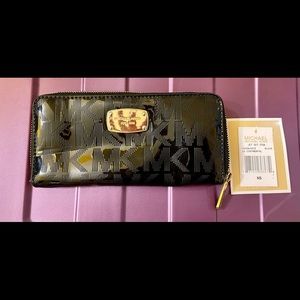 Michael kors black zipper wallet metallic colored beautiful